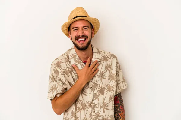 Junger Kaukasischer Mann Mit Tätowierungen Sommerkleidung Auf Weißem Hintergrund Lacht — Stockfoto