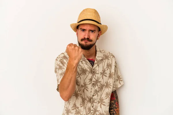 Junger Kaukasischer Mann Mit Tätowierungen Sommerkleidung Isoliert Auf Weißem Hintergrund — Stockfoto