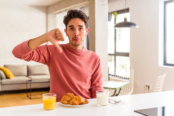 Hombre Joven Raza Mixta Desayunando Una Cocina Mañana Mostrando Gesto — Foto de Stock