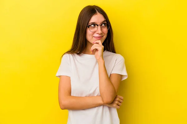 Jovem Caucasiana Isolada Fundo Amarelo Pensando Olhando Para Cima Sendo — Fotografia de Stock