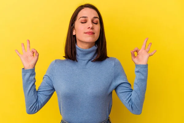 Mulher Branca Jovem Isolado Fundo Amarelo Relaxa Após Dia Trabalho — Fotografia de Stock