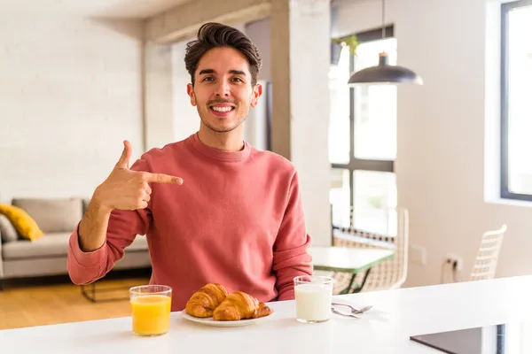 Joven Hombre Raza Mixta Desayunando Una Cocina Persona Mañana Señalando — Foto de Stock
