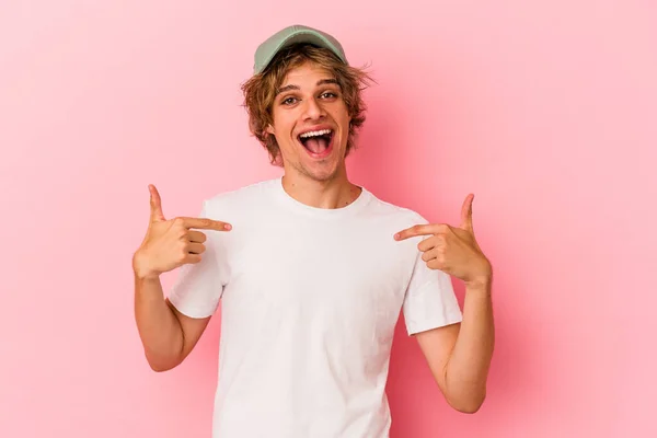 Joven Hombre Caucásico Con Maquillaje Aislado Sobre Fondo Rosa Sorprendido — Foto de Stock