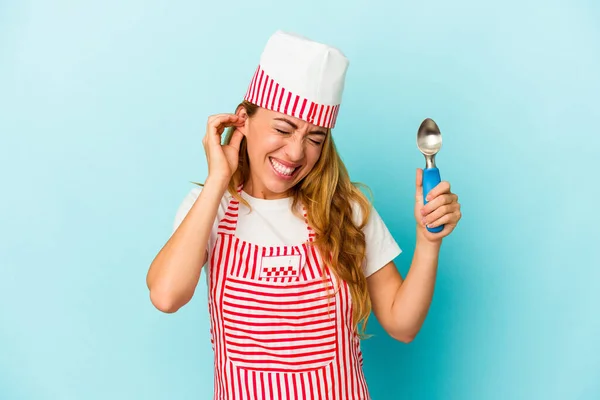 Heladera Caucásica Mujer Sosteniendo Una Cucharada Helado Aislado Sobre Fondo —  Fotos de Stock