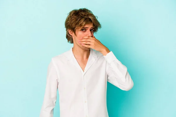 Young Caucasian Man Make Isolated Blue Background Covering Mouth Hands — Stock Photo, Image