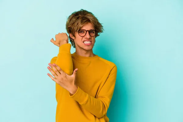 Jovem Caucasiano Com Maquiagem Isolada Fundo Azul Com Uma Dor — Fotografia de Stock