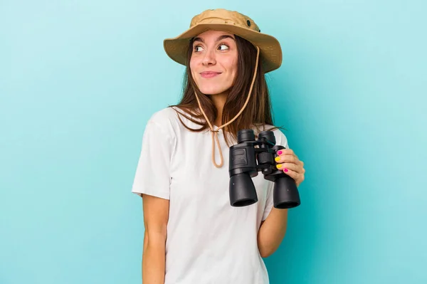 Genç Beyaz Kaşif Kadın Elinde Dürbünle Mavi Arka Planda Izole — Stok fotoğraf