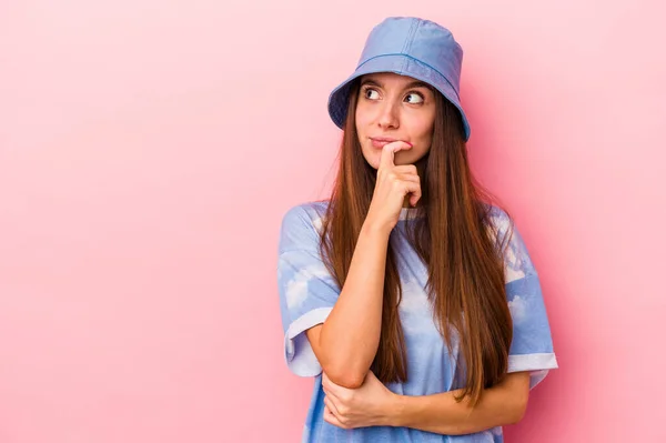 Giovane Donna Caucasica Isolata Sfondo Rosa Rilassato Pensando Qualcosa Guardando — Foto Stock