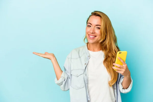 Vit Kvinna Som Håller Mobiltelefon Isolerad Blå Bakgrund Visar Kopia — Stockfoto