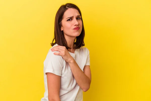 Jonge Blanke Vrouw Geïsoleerd Gele Achtergrond Met Een Schouder Pijn — Stockfoto