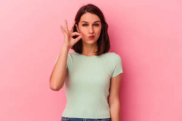 Giovane Donna Caucasica Isolata Sfondo Rosa Con Dita Sulle Labbra — Foto Stock