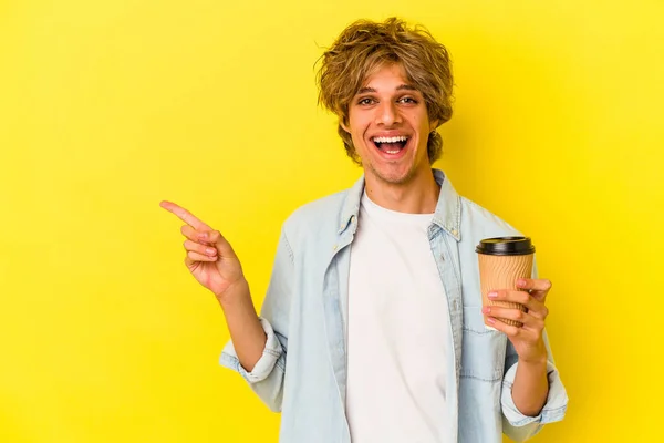 Elinde Kahve Tutan Sarı Arka Planda Izole Edilmiş Gülümseyen Boş — Stok fotoğraf