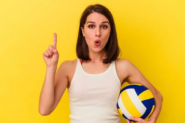 Jovem Caucasiana Jogando Vôlei Isolado Fundo Amarelo Tendo Alguma Grande — Fotografia de Stock