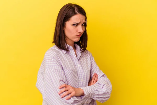 Jeune Femme Caucasienne Isolée Sur Fond Jaune Malheureux Regardant Caméra — Photo