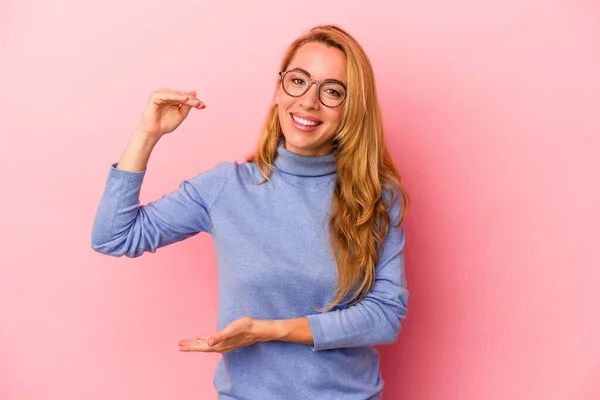 Blank Blond Vrouw Geïsoleerd Roze Achtergrond Houden Iets Weinig Met — Stockfoto