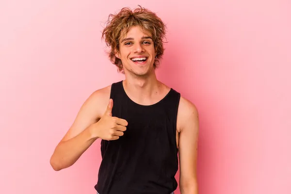 Jonge Blanke Man Met Make Geïsoleerd Roze Achtergrond Glimlachen Het — Stockfoto