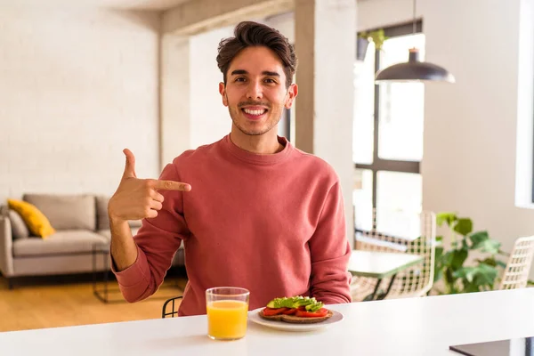 Joven Hombre Raza Mixta Desayunando Cocina Persona Señalando Mano Espacio — Foto de Stock