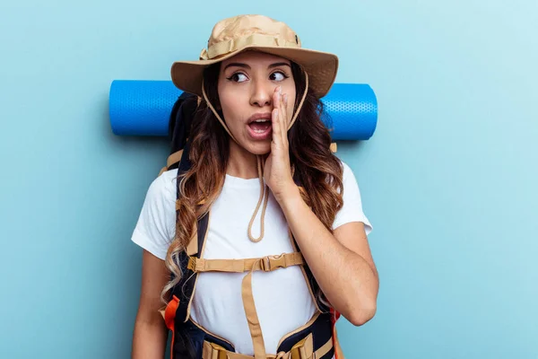 Junge Wanderin Mischlingshündin Isoliert Auf Blauem Hintergrund Sagt Eine Geheime — Stockfoto