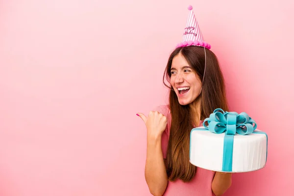 Mujer Caucásica Joven Celebrando Cumpleaños Aislado Puntos Fondo Rosa Con —  Fotos de Stock