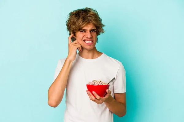 Ung Kaukasisk Man Med Smink Spannmål Skål Isolerad Blå Bakgrund — Stockfoto