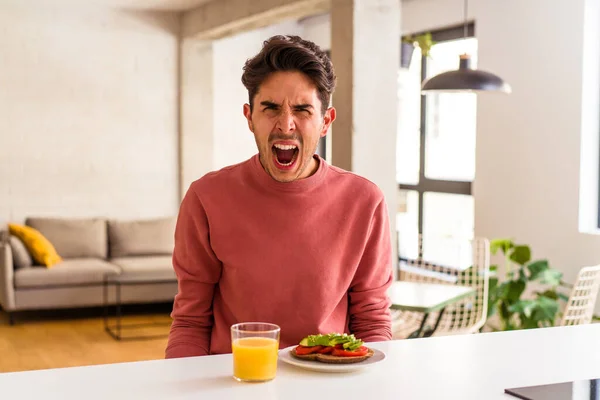 Joven Mestizo Desayunando Cocina Gritando Muy Enojado Agresivo — Foto de Stock