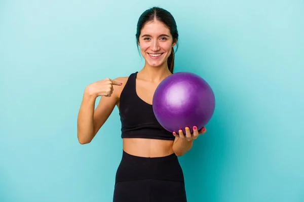 Jonge Blanke Fitnessvrouw Met Een Bal Geïsoleerd Blauwe Achtergrond Persoon — Stockfoto