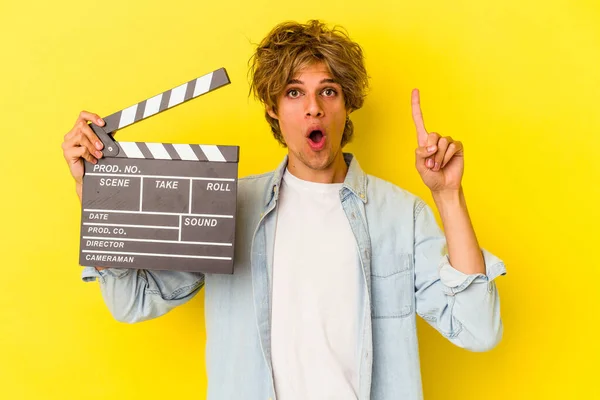 Joven Hombre Caucásico Con Maquillaje Sosteniendo Clapperboard Aislado Sobre Fondo — Foto de Stock