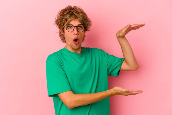 Joven Hombre Caucásico Con Maquillaje Aislado Sobre Fondo Rosa Sorprendido — Foto de Stock