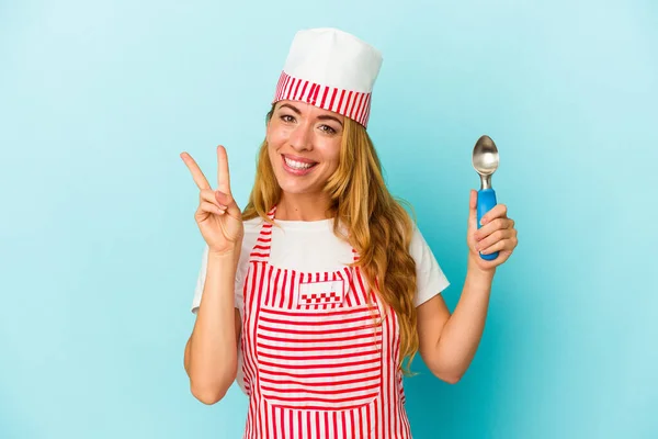 Caucásico Fabricante Helados Mujer Sosteniendo Una Cucharada Helado Aislado Sobre —  Fotos de Stock