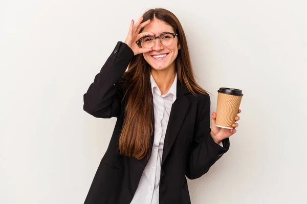 Jonge Blanke Zakenvrouw Houdt Een Afhaalkoffie Geïsoleerd Witte Achtergrond Opgewonden — Stockfoto