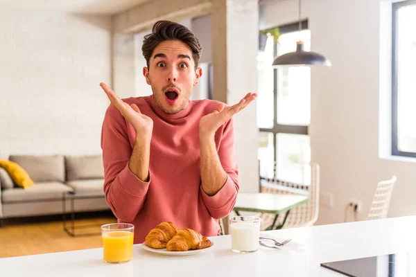 Joven Hombre Raza Mixta Desayunando Una Cocina Mañana Sorprendido Sorprendido — Foto de Stock