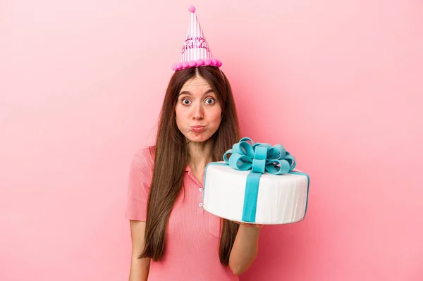 Joven Mujer Caucásica Celebrando Cumpleaños Aislado Sobre Fondo Rosa Encoge —  Fotos de Stock