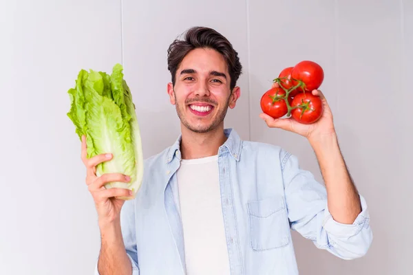 Genç Melez Adam Öğle Yemeği Için Salata Hazırlıyor — Stok fotoğraf