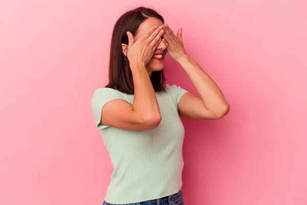 Mujer Joven Caucásica Aislada Sobre Fondo Rosa Asustada Cubriendo Los —  Fotos de Stock