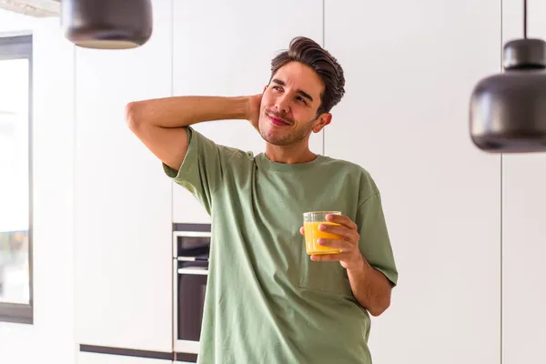 Joven Hombre Raza Mixta Bebiendo Jugo Naranja Cocina Tocando Parte — Foto de Stock