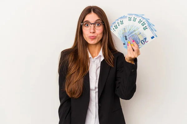 Jonge Blanke Zakenvrouw Houdt Bankbiljetten Geïsoleerd Witte Achtergrond Schouders Open — Stockfoto