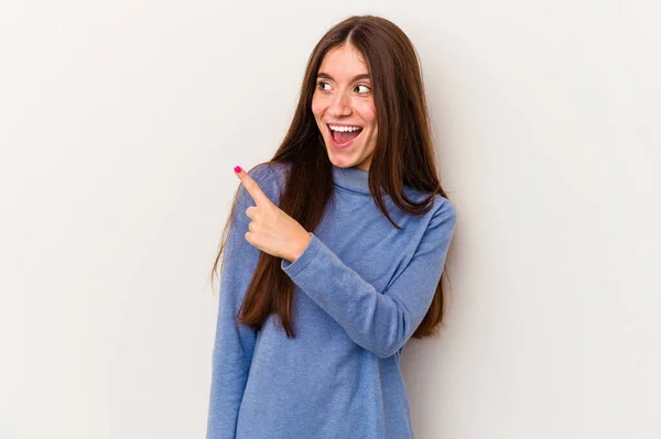 Joven Mujer Caucásica Aislada Sobre Fondo Blanco Mira Lado Sonriente — Foto de Stock