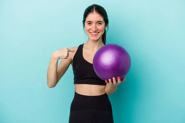 Jonge Blanke Fitnessvrouw Met Een Bal Geïsoleerd Blauwe Achtergrond Persoon — Stockfoto