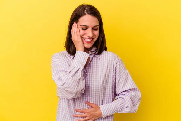 Jonge Blanke Vrouw Geïsoleerd Gele Achtergrond Lacht Gelukkig Heeft Plezier — Stockfoto