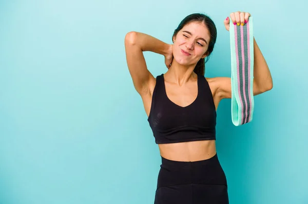 Giovane Donna Sportiva Caucasica Con Elastici Isolati Sfondo Blu Che — Foto Stock