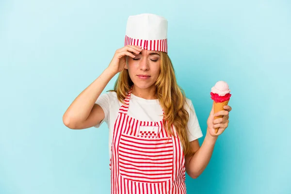 Mulher Branca Sorveteria Segurando Sorvete Isolado Fundo Azul Que Está — Fotografia de Stock