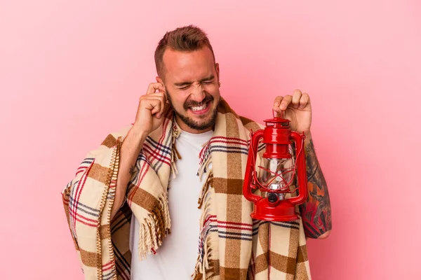 Jonge Blanke Man Met Tatoeages Met Vintage Lantaarn Geïsoleerd Roze — Stockfoto