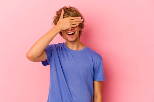 Jeune Homme Caucasien Avec Maquillage Isolé Sur Fond Rose Couvre — Photo