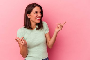 Pembe arka planda izole edilmiş beyaz bir kadın neşeli bir şekilde gülüyor. Mutluluk kavramı.