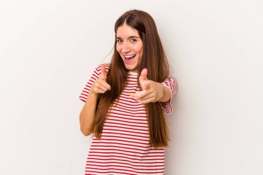 Beyaz arka planda soyutlanmış beyaz bir kadın. Önü işaret eden neşeli gülümsemeler..