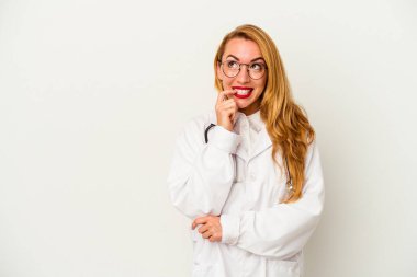 Beyaz arka planda izole edilmiş beyaz doktor bir şeyin fotokopi odasına baktığını düşünerek rahatlamış..