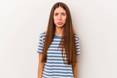 Beyaz arka planda soyutlanmış beyaz bir kadın üzgün, ciddi bir yüz, mutsuz ve hoşnutsuz..