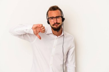 Beyaz arka planda izole edilmiş dövmeleri olan beyaz pazarlamacı genç beyaz adam, hoş olmayan bir jest gösteriyor, kabul etmiyor. Anlaşmazlık konsepti.