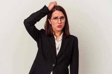 Beyaz arka planda izole edilmiş genç bir iş kadını şok geçiriyordu. Önemli bir toplantıyı hatırladı..