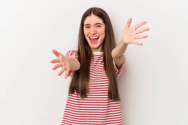 Beyaz arka planda izole edilmiş beyaz kadın kameraya sarıldığı için kendini güvende hissediyor..